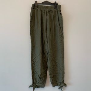 AE Cropped Green Lounge Pants